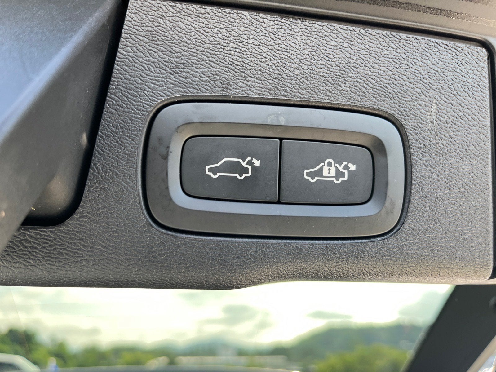 2024 Volvo XC60 Plus Dark Theme