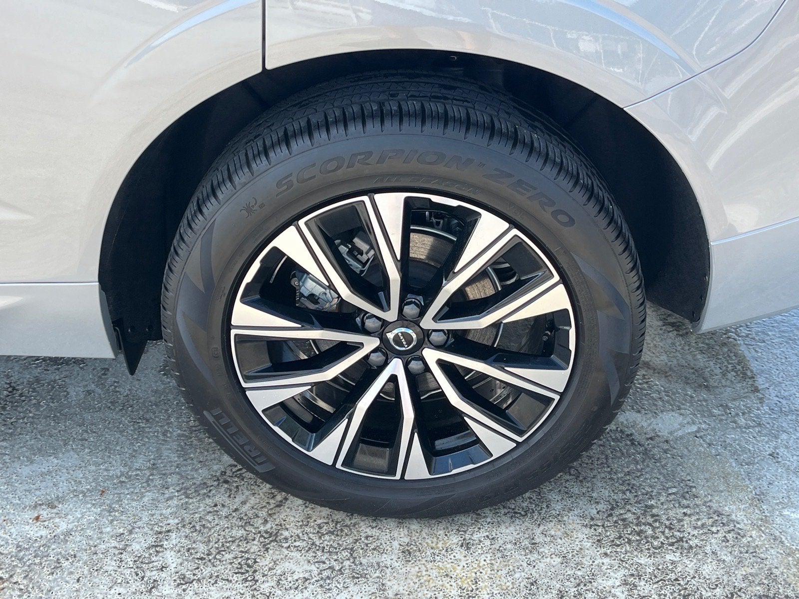 2024 Volvo XC60 Plus Dark Theme