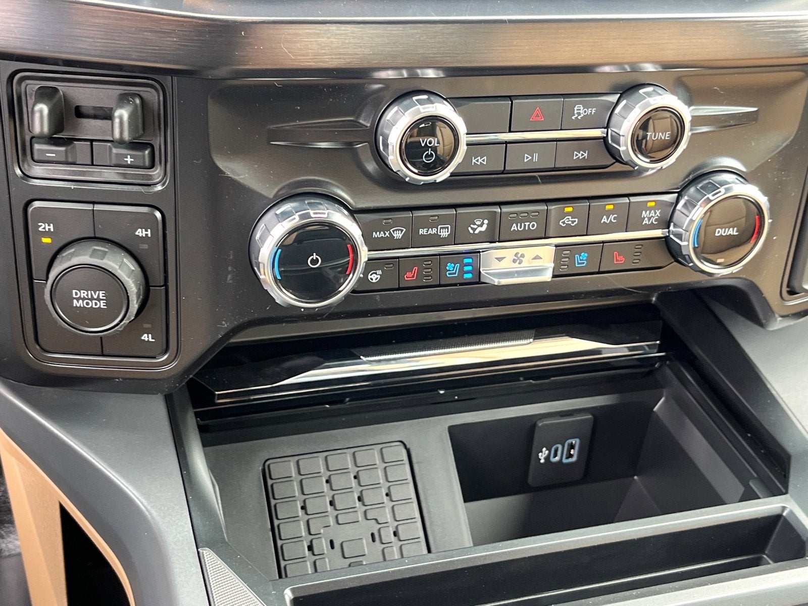 2026 Ford Super Duty F-550 DRW Lariat DRW