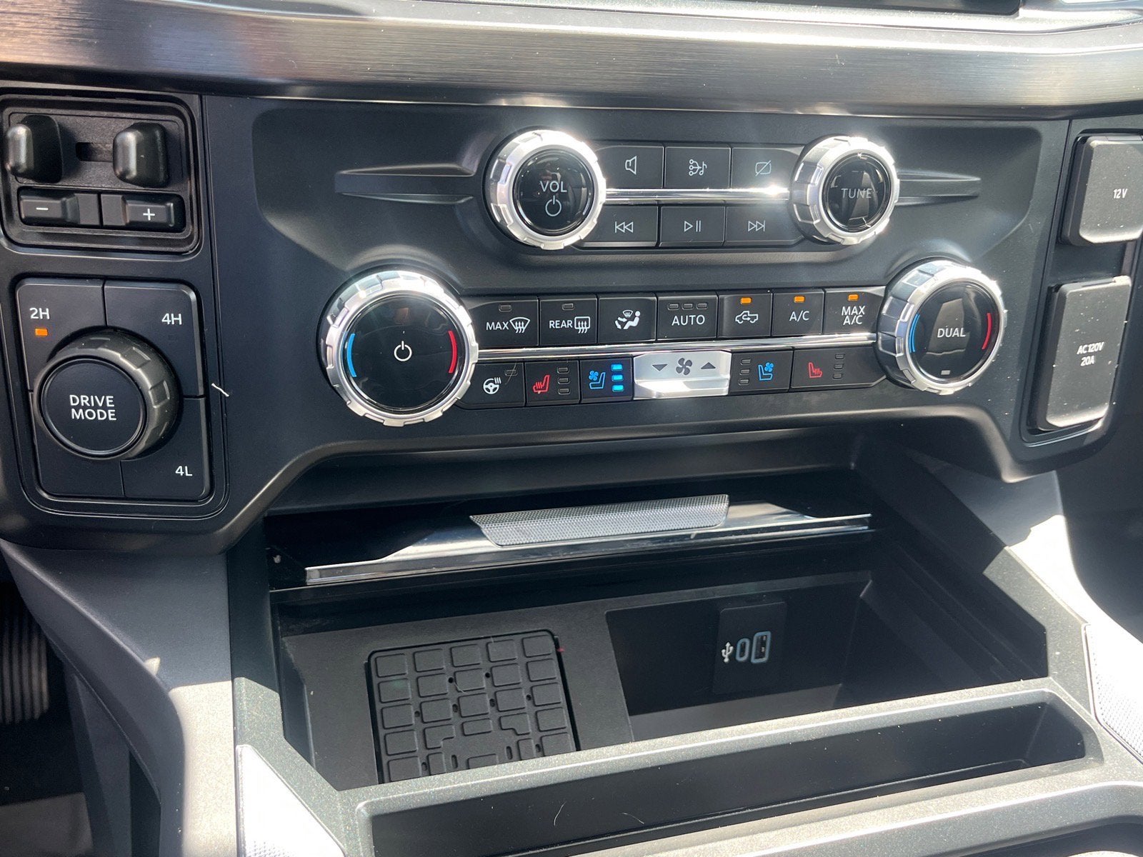 2024 Ford Super Duty F-350 DRW LARIAT