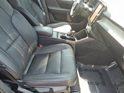 2025 Volvo XC40 Core Bright Theme