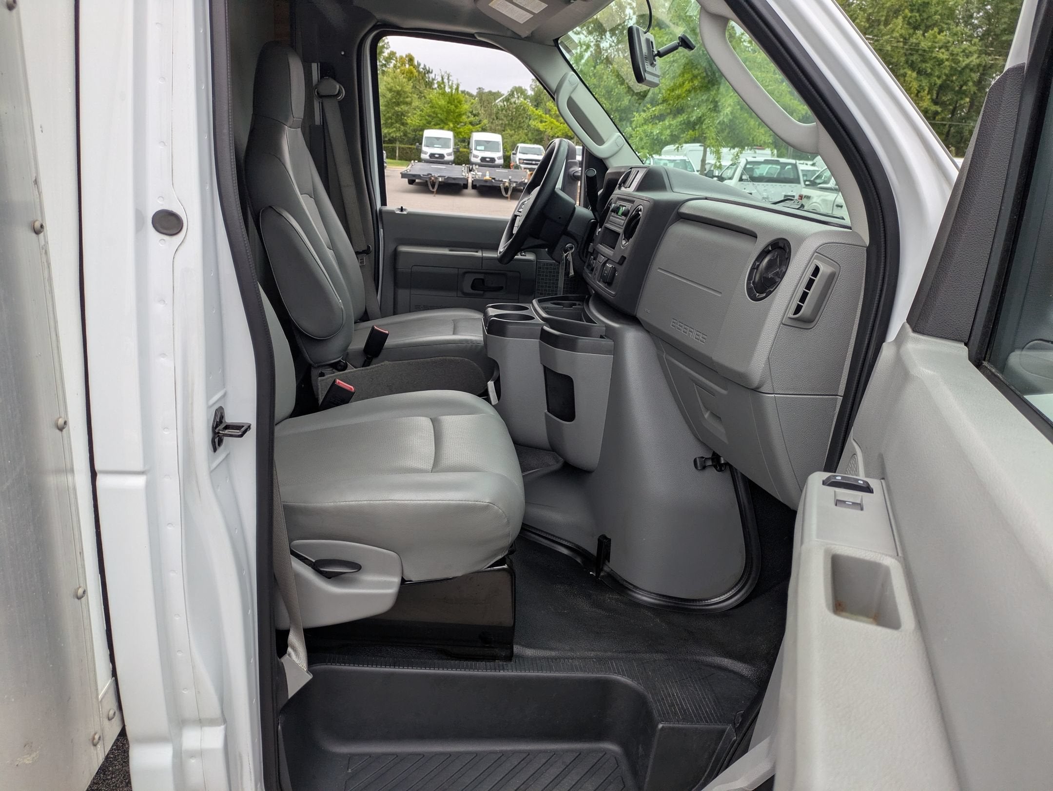 2025 Ford E-Series Cutaway Base