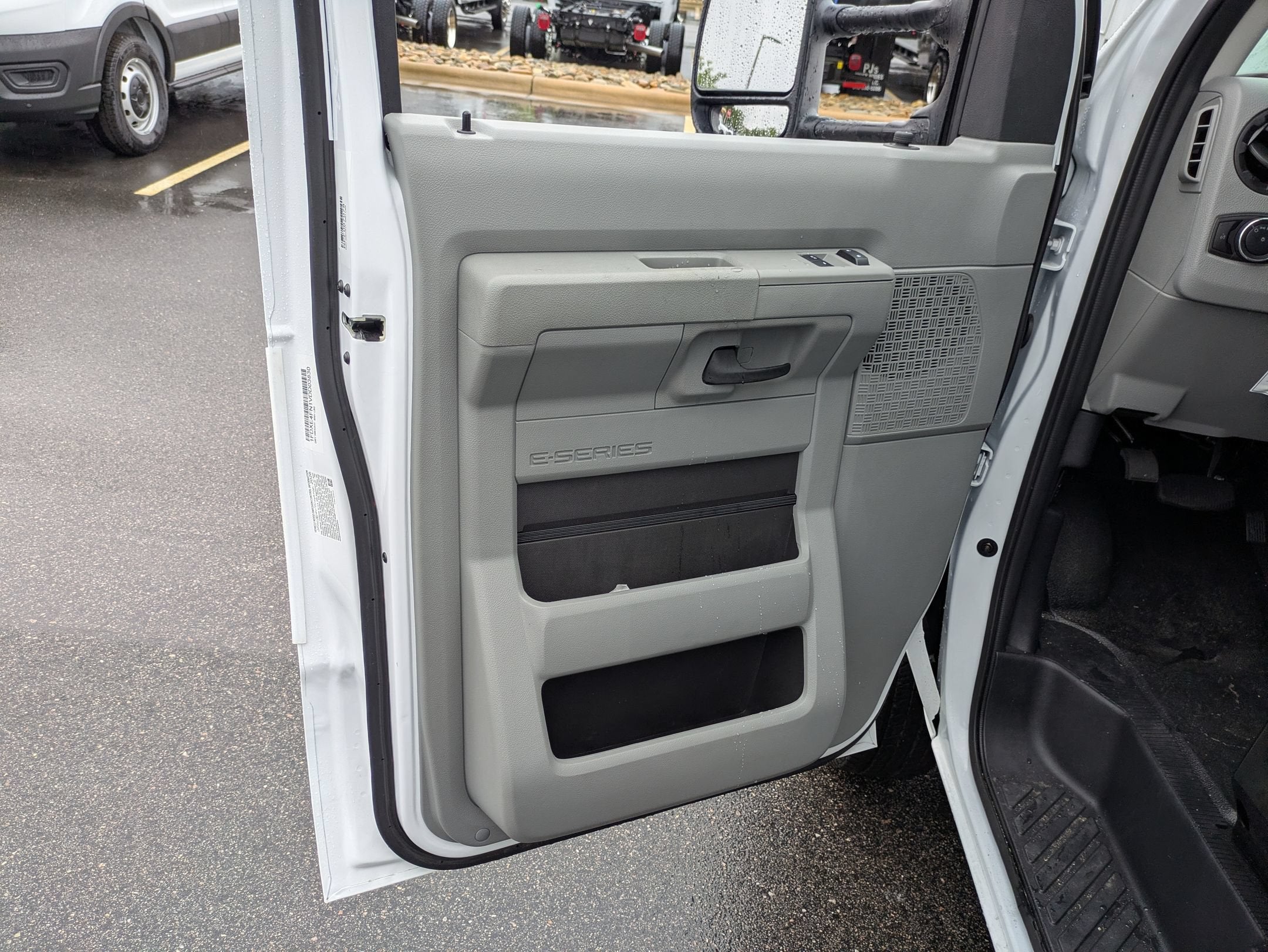 2027 Ford E-Series Cutaway Base