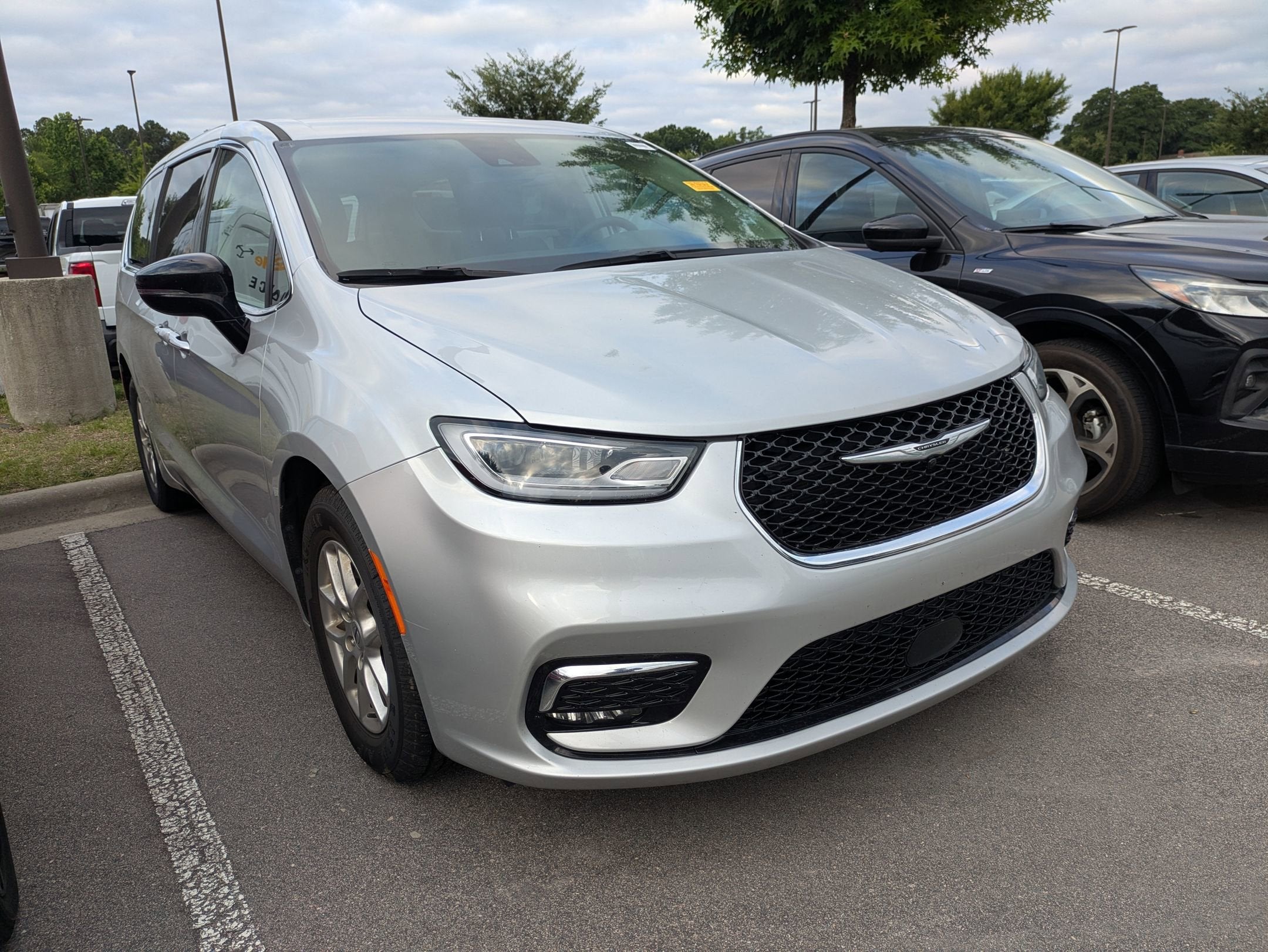 2024 Chrysler Pacifica's photo