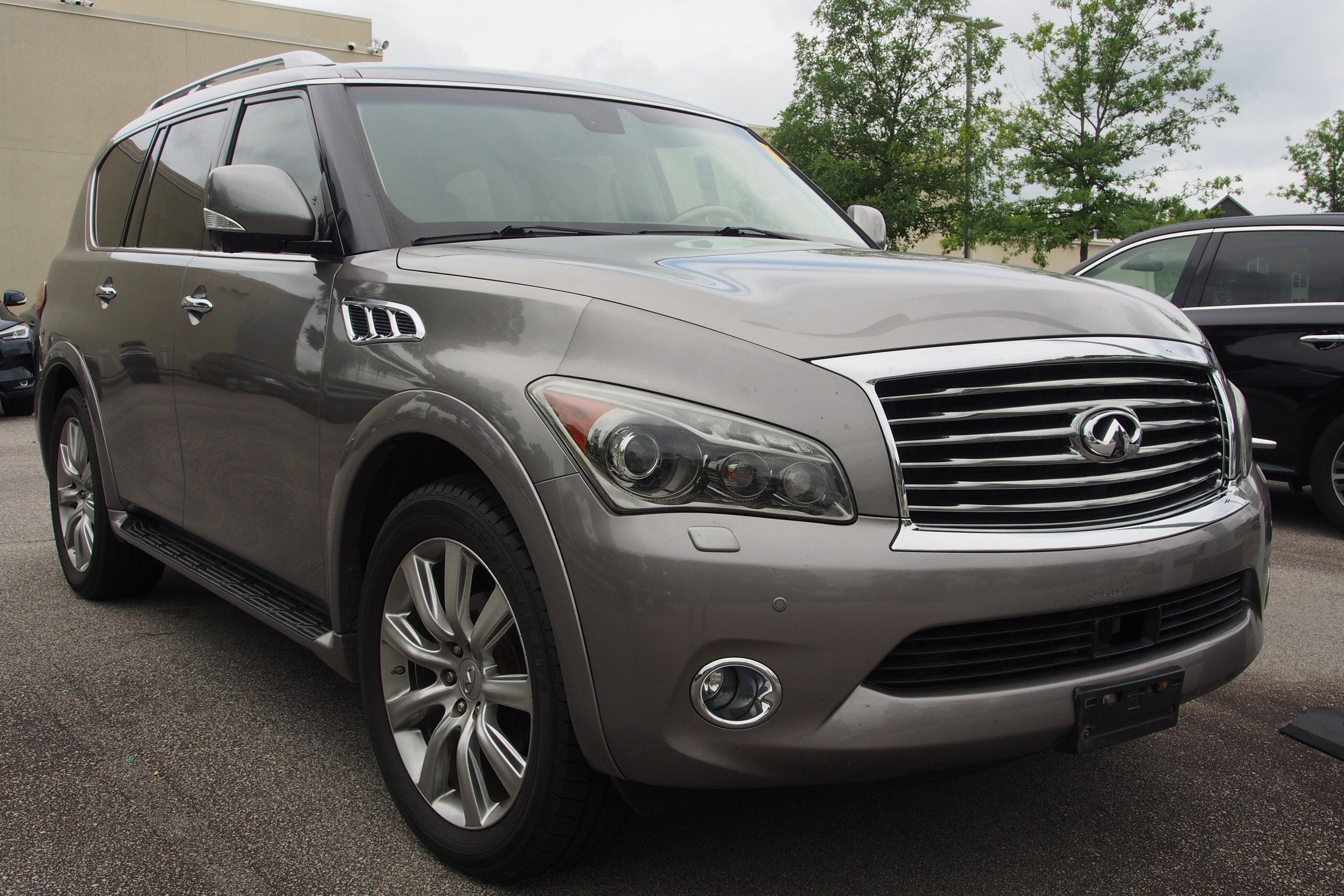 2012 INFINITI QX56 8-passenger