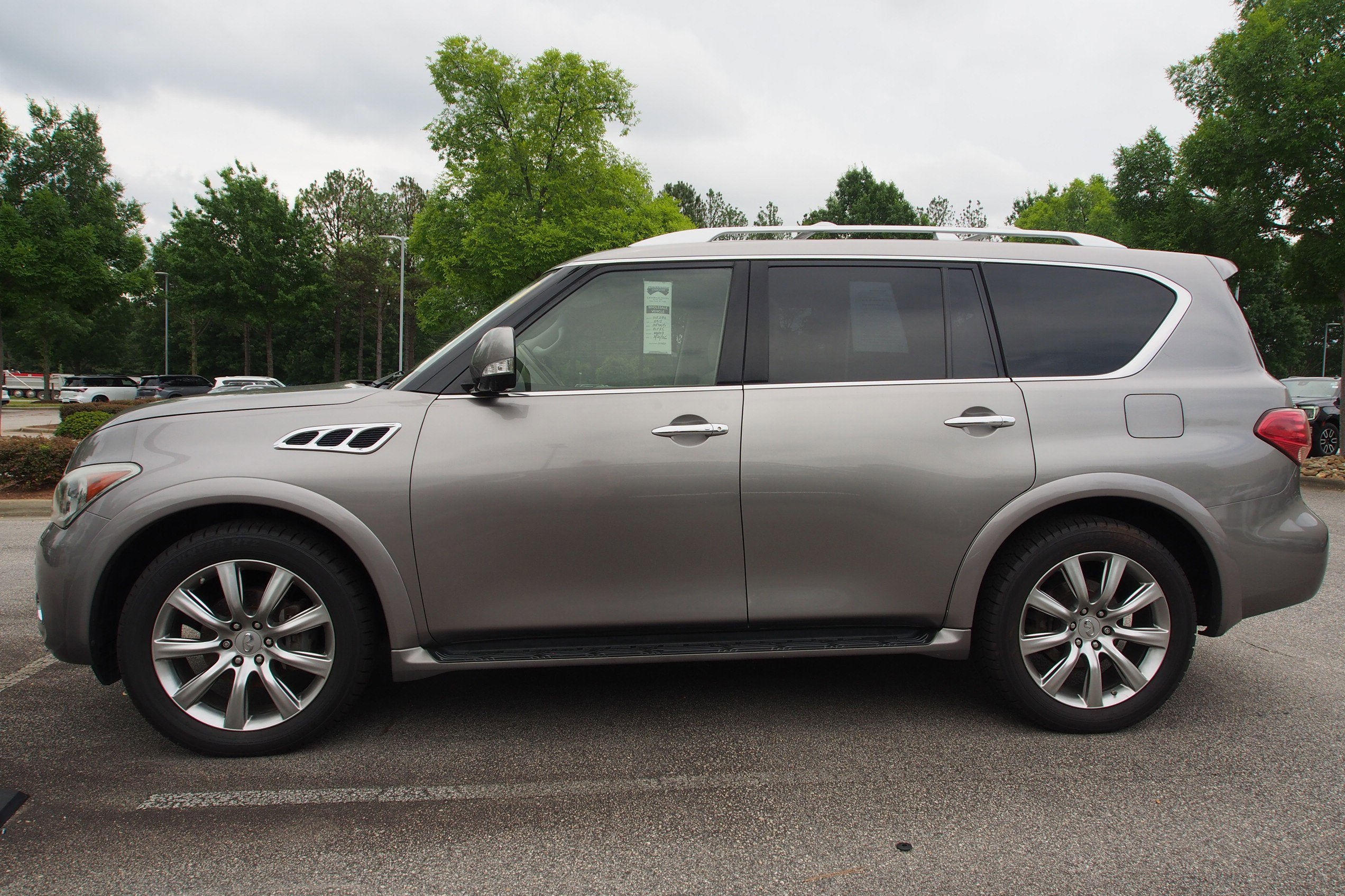 2012 INFINITI QX56 8-passenger